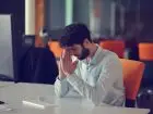 Mobbing - załamany pracownik