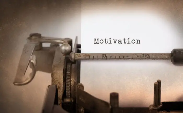 Napis motivation napisany na maszynie do pisania