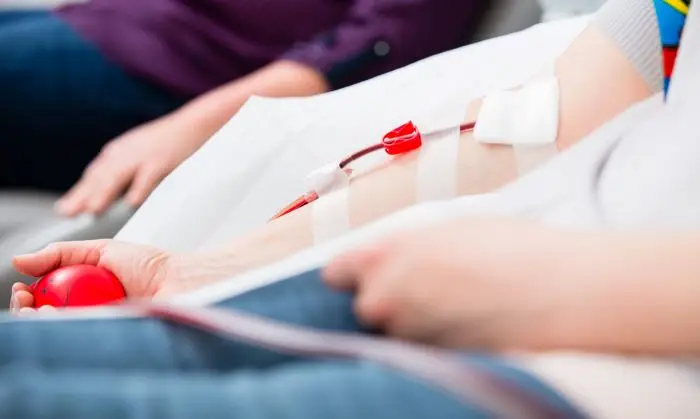 Oddawanie krwi - dłoń w trakcie pobierania krwi