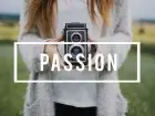 Pasja w CV - zdjęcie kobiety z aparatem na tle napisu passion