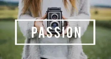 Pasja w CV - zdjęcie kobiety z aparatem na tle napisu passion