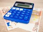 Przychód a dochód - kalkulator na banknotach euro