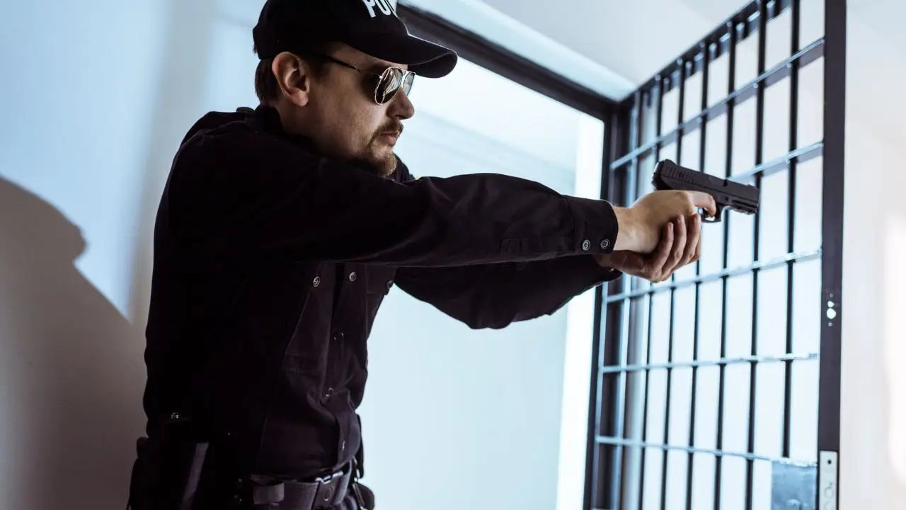 CBŚP - symboliczny policjant podczas akcji
