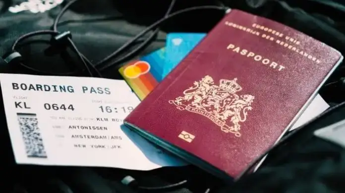 Praca za granicą - paszport i bilet na zdjęciu