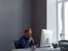 Prokurent - mężczyzna pracujący przed komputerem