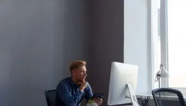 Prokurent - mężczyzna pracujący przed komputerem