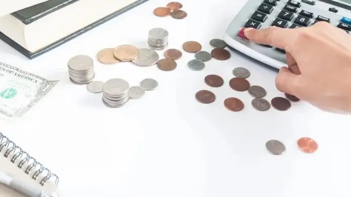 Przychód a dochód - monety na stole
