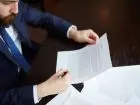 REGON - mężczyzna w garniturze analizujący dokumenty