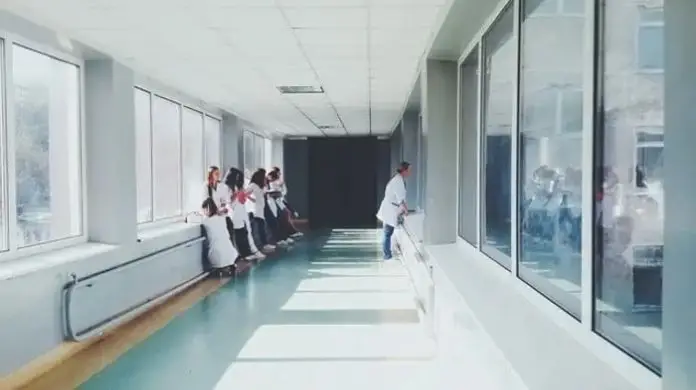 Świadczenie rehabilitacyjne - korytarz w szpitalu