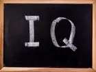 Duża tablica z napisem kredą "IQ"