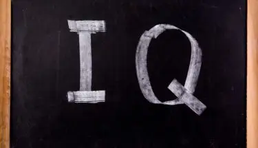 Duża tablica z napisem kredą "IQ"