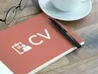 Notes z napisem CV obok kawy na blacie