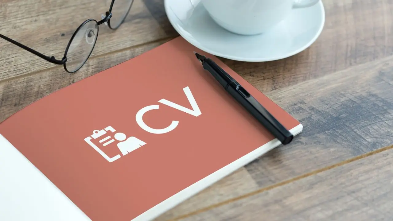 Notes z napisem CV obok kawy na blacie