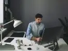 Mężczyzna pracujący przy monitorze