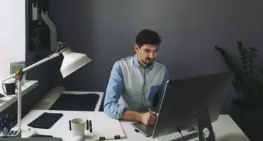 Mężczyzna pracujący przy monitorze
