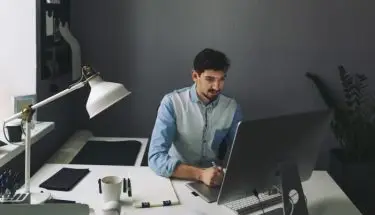 Mężczyzna pracujący przy monitorze
