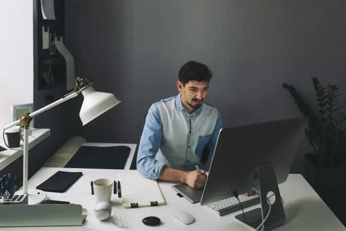 Mężczyzna pracujący przy monitorze