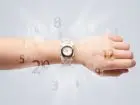 Wymiar czasu pracy - dłoń z zegarkiem