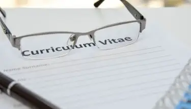 Okualry położone na kartce podpisanej "curriculum vitae"