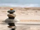 Kamienie ułożone w wieżyczkę na plaży