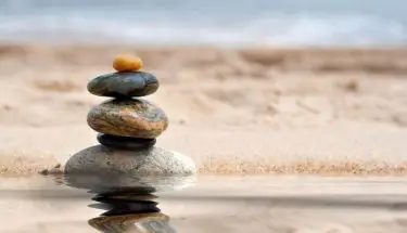 Kamienie ułożone w wieżyczkę na plaży