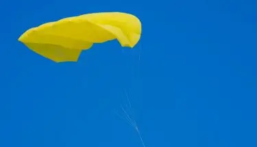 Żółty spadochron na niebie