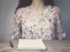 Życiorys zawodowy - kobieta siedząca przed notesem przy biurku