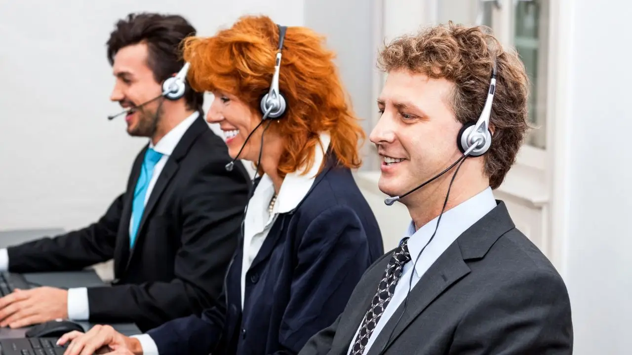 Pracownicy call center podczas pracy