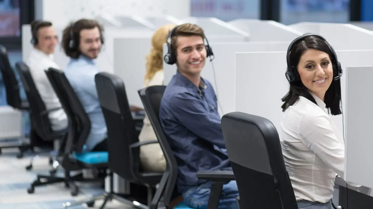 Praca w call center, pracownicy w open space