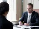Rekruter i kandydatka do pracy podczas rozmowy kwalifikacyjnej