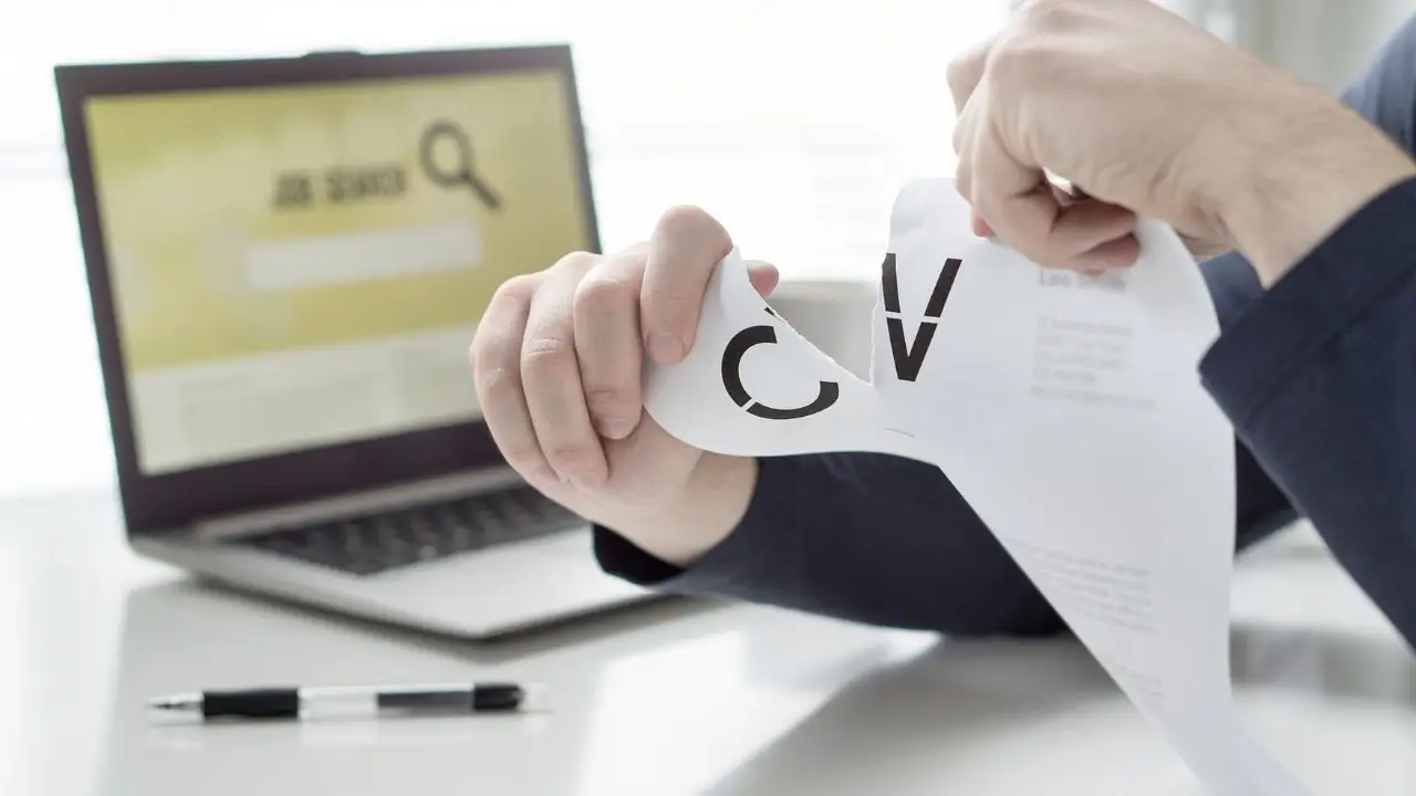 Jak skrócić CV - osoba rozdzierająca dokument CV