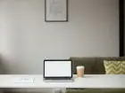 Laptop i kawa na biurku w mieszkaniu
