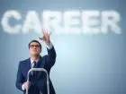 Zmiana pracy po 30 - mężcyzzna na drabienie wskazujący na napis career