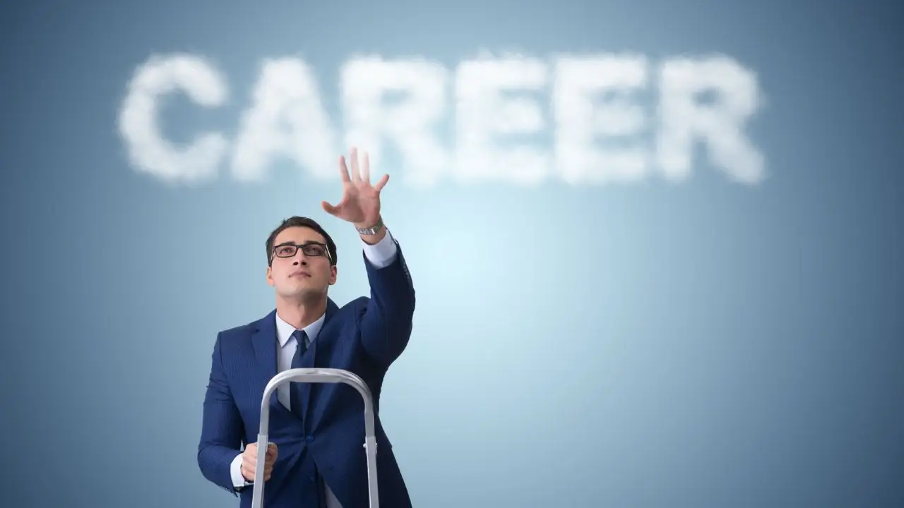 Zmiana pracy po 30 - mężcyzzna na drabienie wskazujący na napis career