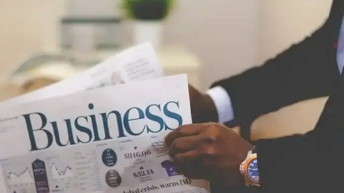 PKD - mężczyzna czytający gazetę z napisem "biznes"
