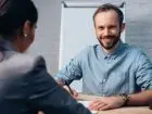 Rozmowa kwalifikacyjna - rekruter z kandydatką do pracy na rozmowie