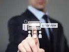 Elegancko ubrany mężczyzna dotykający przycisku do wywiadu