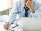 Stres w pracy dotyczący mężczyzny siedzącego przy biurku