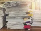 Świadectwo pracy - stos dokumentów na biurku