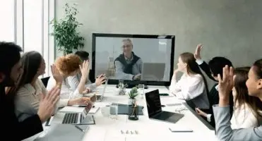 Pracownicy podczas wideokonferencji
