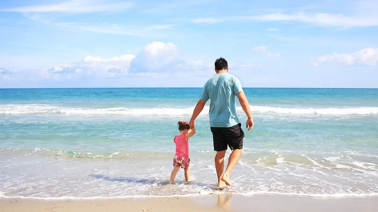 Bon 1000 zł na wakacje - ojciec z córką na plaży