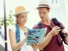 Para na wakacjach, przeglądająca broszurę turystyczną