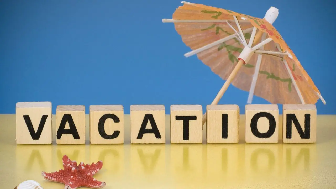 1000 zł na wakacje - napis vacation na dla niebieskiego i żółtego koloru