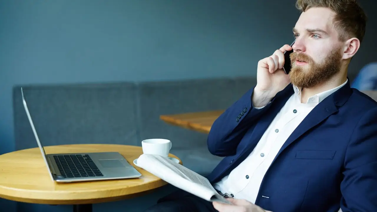 Account manager - mężczyzna przeprowadzający rozmowę przez telefon