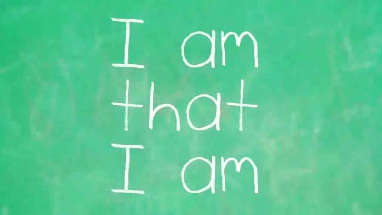 Afirmacja - napis i am that i am na zielonym tle