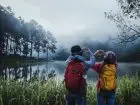 Dzieci stojące nad jeziorem w trakcie wycieczki