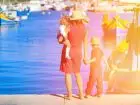 Matka z dziećmi nad jeziorem
