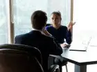 Mężczyzna i kobieta w trakcie spotkania rekrutacyjnego