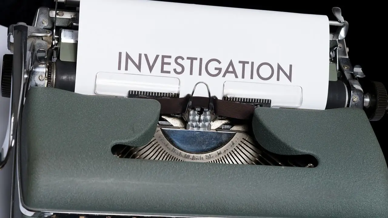 Co robić po kryminologii - investigation napis na kartce wystającej z maszyny do pisania