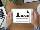 Kiedy aktualizować CV - dwie dłonie, a w nich tablet z napisem CV i sylwetką człowieka